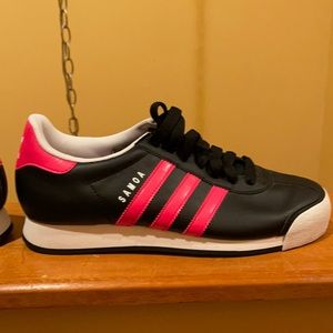 Size 9 Ladies Samoa adidas sneaker